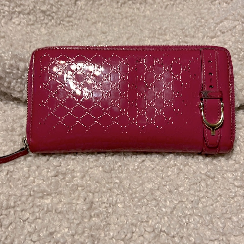 GUCCI LONG WALLET MICRO SHIMA GG SPUR BELTED ZIP AROUND FUCHSIA ENAMEL LEATHER